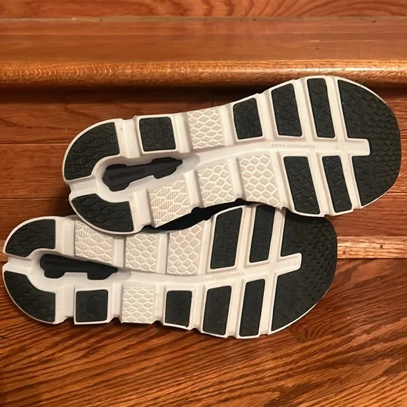 On Cloudrunner sneaker size 8.5 mens or size 10 women’s - Picture 6 of 8